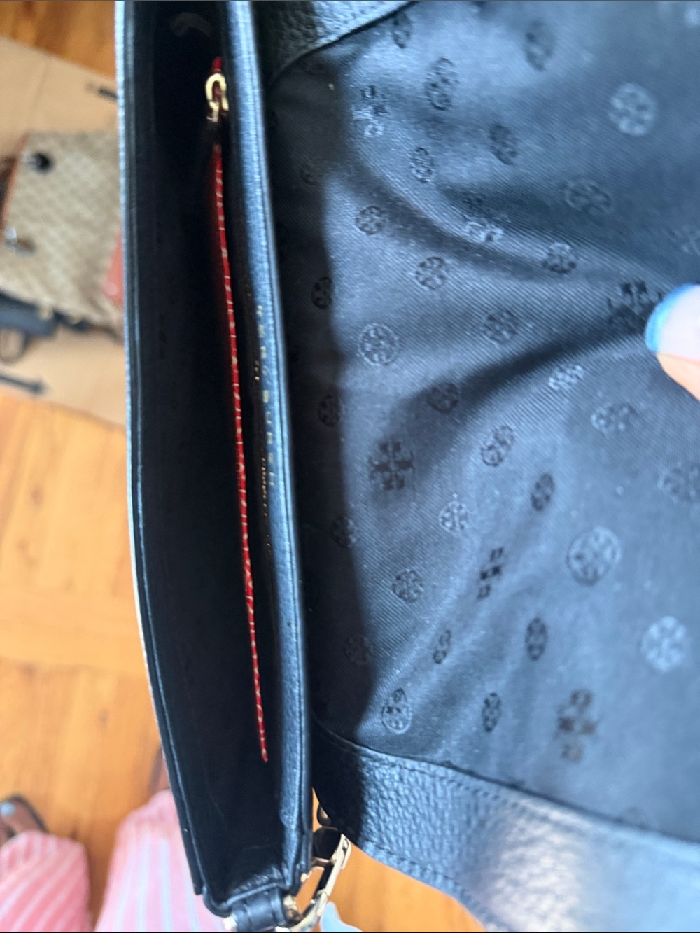 Tory Burch Black Pebbled Leather Crossbody with Logo Flap - Picture 4 of 7